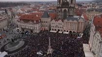 Против вакцины в годовщину Бархатной революции: в Чехии требуют свободы
