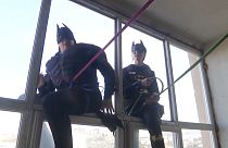 شاهد: أبطال خارقون يتسلقون جدران مستشفى لزيارة أطفال مرضى في بريشتينا
