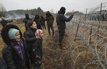 Дети мигрантов у заграждения на белорусско-польской границе 17 ноября 2021