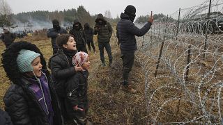 Дети мигрантов у заграждения на белорусско-польской границе 17 ноября 2021