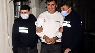 El expresidente de Georgia Mijail Saakashvili escoltado por la policía durante su detención el 1 de Octubre en Tiflis