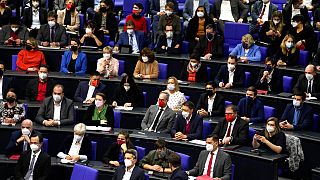 Corona-Debatte im Bundestag: Die von SPD. FDP und Grünen eingebrachte Änderung des Infektionsschutzgesetzes wurde beschlossen. Eine Hürde bleibt aber noch.