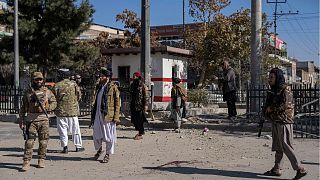 نظامیان طالبان در محل انفجار یک بمب در غرب کابل