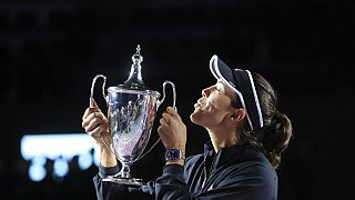 L'Espagnole Garbiñe Muguruza recevant le trophée du Masters WTA, obtenu à Guadalajara (Mexique), le 17/11/2021