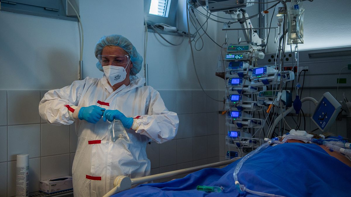 Védőfelszerelést viselő ápoló a fővárosi Semmelweis Egyetem Városmajori Szív- és Érgyógyászati Klinikán 2021. április 9-én