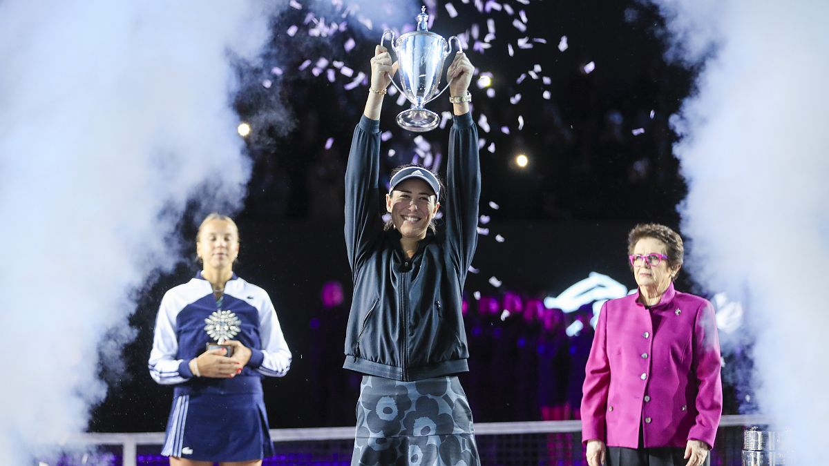 Garbiñe Muguruza durante una ceremonia de premiación después de derrotar a Anett Kontaveit en el partido final del torneo de la WTA.