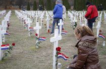 Recueillement au cimetière de Vukovar, Croatie, le 18 novembre 2021