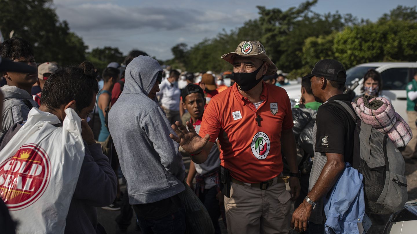 Les prometen residencia si abandonan la caravana migrante