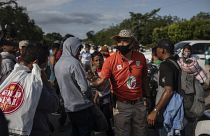 Un funcionario de migración mexicano intenta persuadir a los migrantes para que no sigan caminando hacia el norte, 16/11/2021, Jesús Carranza, México