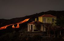 Imagen de una vivienda de La Palma cercana al volcàan Cumbre Vieja en erupción