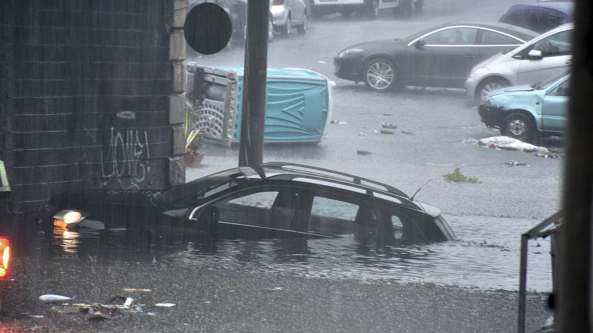 سيارة غمرتها المياه تحت أقواس المارينا في صقلية، بعد هطول أمطار غزيرة على المدينة والمحافظة. 2021/10/26