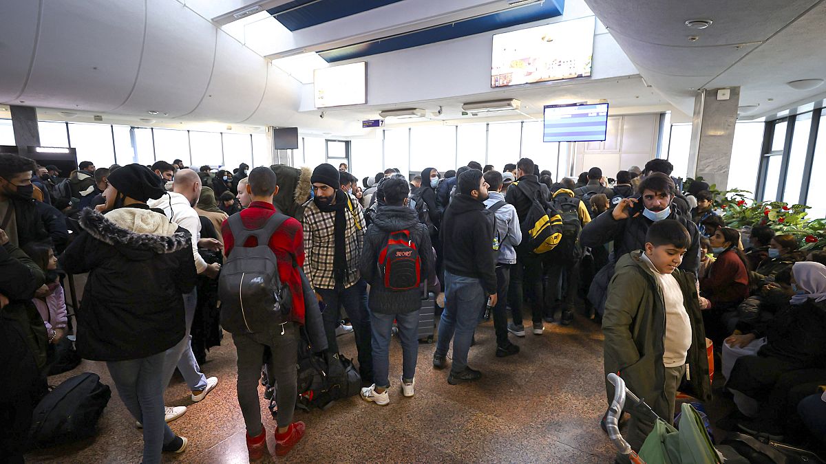 Иракские мигранты ожидают посадки в аэропорту Минска, 18 ноября 2021 г.