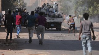 سودانيون يواجهون الشرطة خلال احتجاج على الانقلاب العسكري في الخرطوم ـ السودان. 2021/11/17