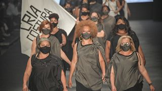 Brésil : des couturières défilent à la Fashion Week de Sao Paulo