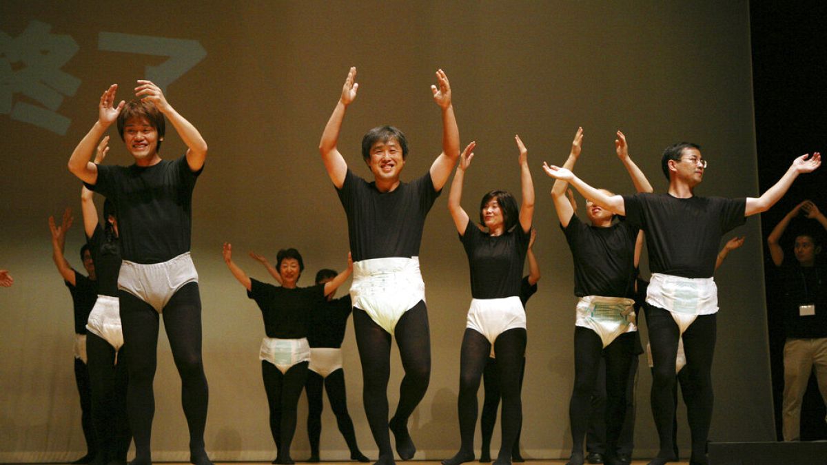A legújabb fajta felnőttpelenkákat mutatják be Japánban, divatbemutatón 2008-ban