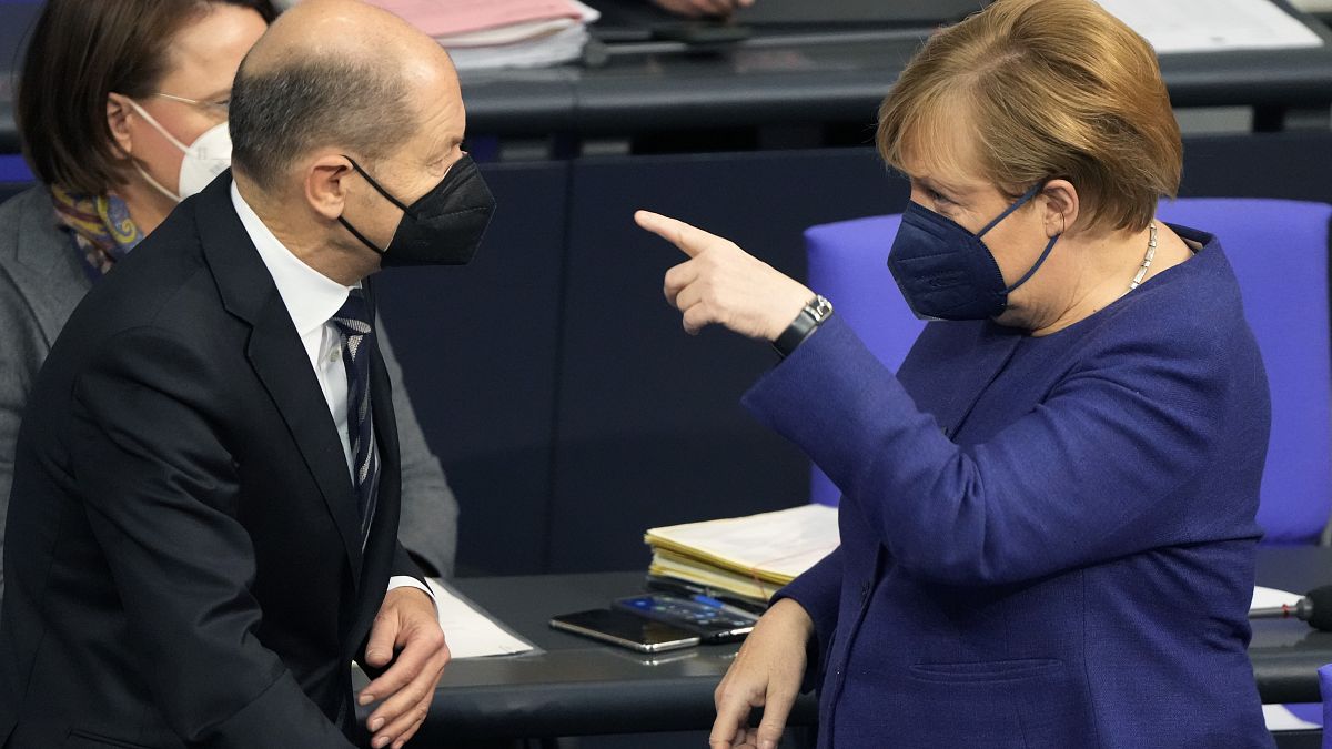 Die geschäftsführende Kanzlerin und der wahrscheinlich baldige neue Kanzler vor der Bund-Länder-Runde im Bundestag.