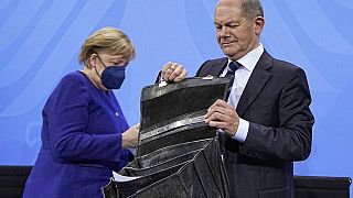 Angela Merkel und Olaf Scholz nach der Tagung mit den Länderchefinnen und -chefs zur Corona-Lage