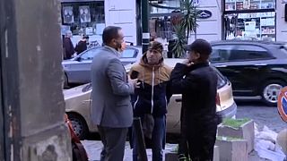 Utcai ügyvéd a megbízóival Nápoly utcáin