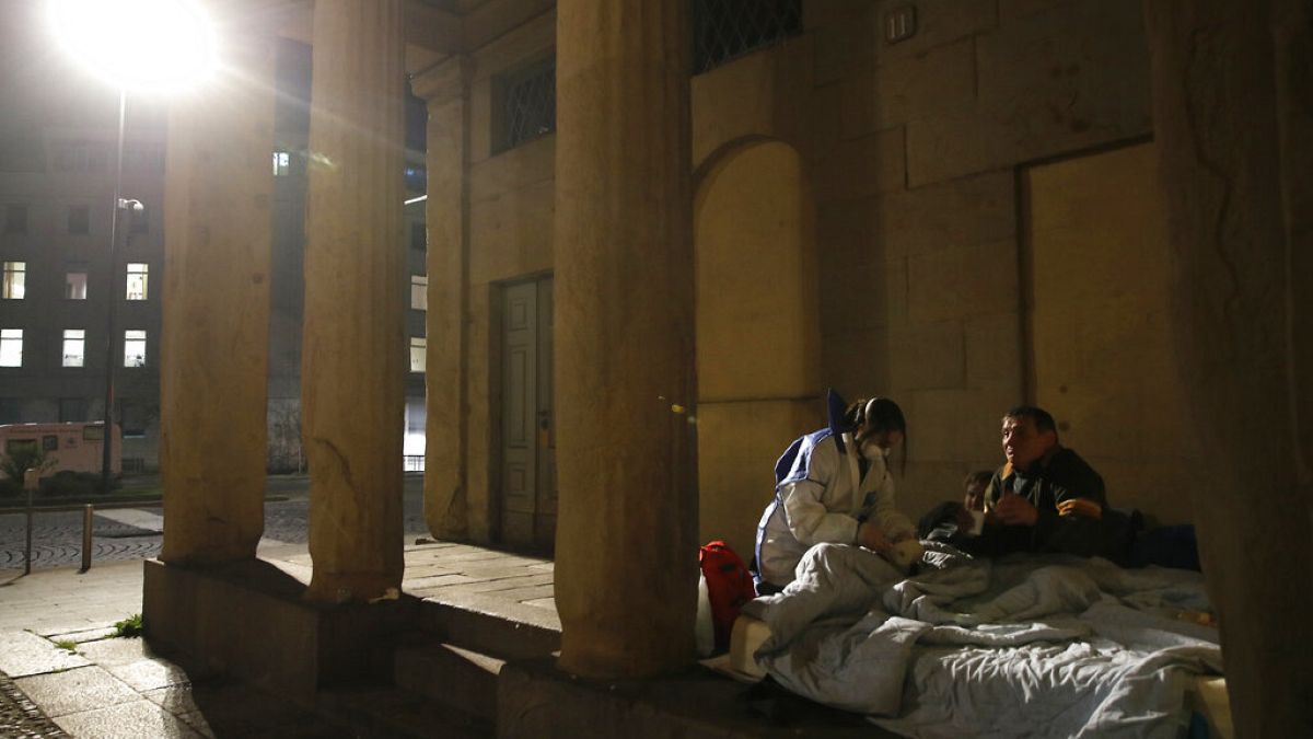 Ein Obdachloser wird im Zentrum von Mailand versorgt. Bei bürokratischen Problemen helfen oft die "Avvocati di strada" 
