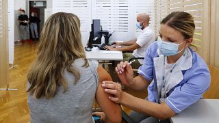 Szigorítják járványügyi intézkedéseiket a a csehek és a szlovákok is