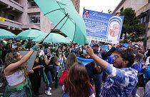 Διαδηλωτές υπέρ και κατά της άμβλωσης έξω από το Συνταγματικό Δικαστήριο της Κολομβίας