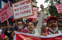 اعضای حزب کمونیست هند در اعتراض به قوانین کشاورزی در بمبئی هند شعار سر دادند