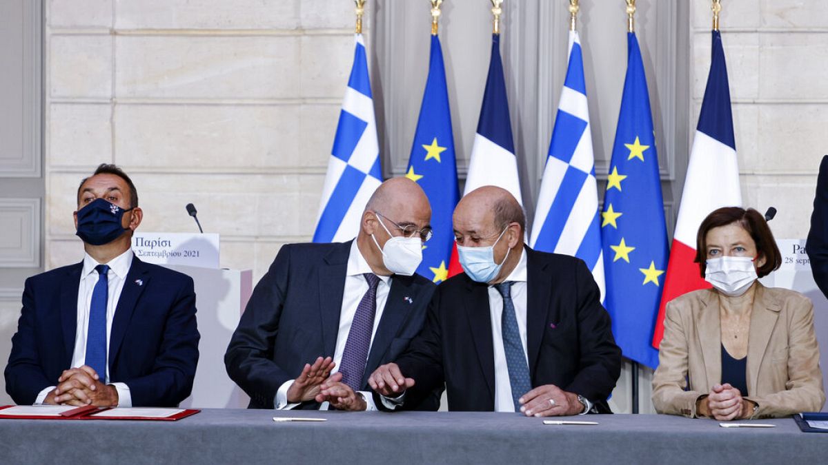 Νίκος Δένδιας και Ζαν Ιβ Λε Ντριάν σε συνάντηση στο Ελιζέ κατά την υπογραφή της ελληνο-γελλικής αμυντικής συμφωνίας