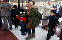 امرأة عراقية تصل مع طفليها إلى مطار بغداد بعد عودتهم من العاصمة البيلاروسية مينسك في 18 نوفمبر 2021