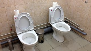 مراحيض في منشأة لدورة الألعاب الأولمبية الشتوية لعام 2014  في سوتشي، روسيا.
