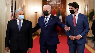 رئيس الوزراء الكندي  جوستين  ترودو (يمين الصورة) والرئيس الأمريكي جو بايدن والرئيس المكسيكي أندريس أوبرادور، على هامش قمة لهم عقدت في واشنطن 18 نوفمبر 2021