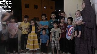 غارة ليلية إسرائيلية لتفتيش أطفال فلسطينيين في مدينة الخليل بالضفة الغربية.