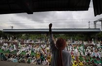 مزارعون محتجون على قوانين الزراعة أثناء إغلاقهم محطة للقطارات لمدة ست ساعات في بهادور جاره في ضواحي نيودلهي، الهند.
