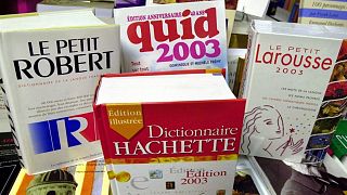 لغت نامه های زبان فرانسه روی پیشخوان