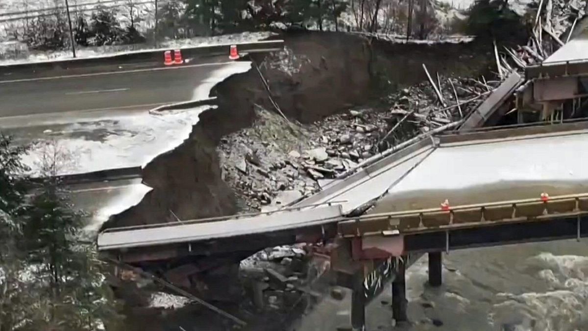 انهيار جسر فوق الطريق السريعة في كولومبيا الانكليزية بكندا جراء الفيضانات