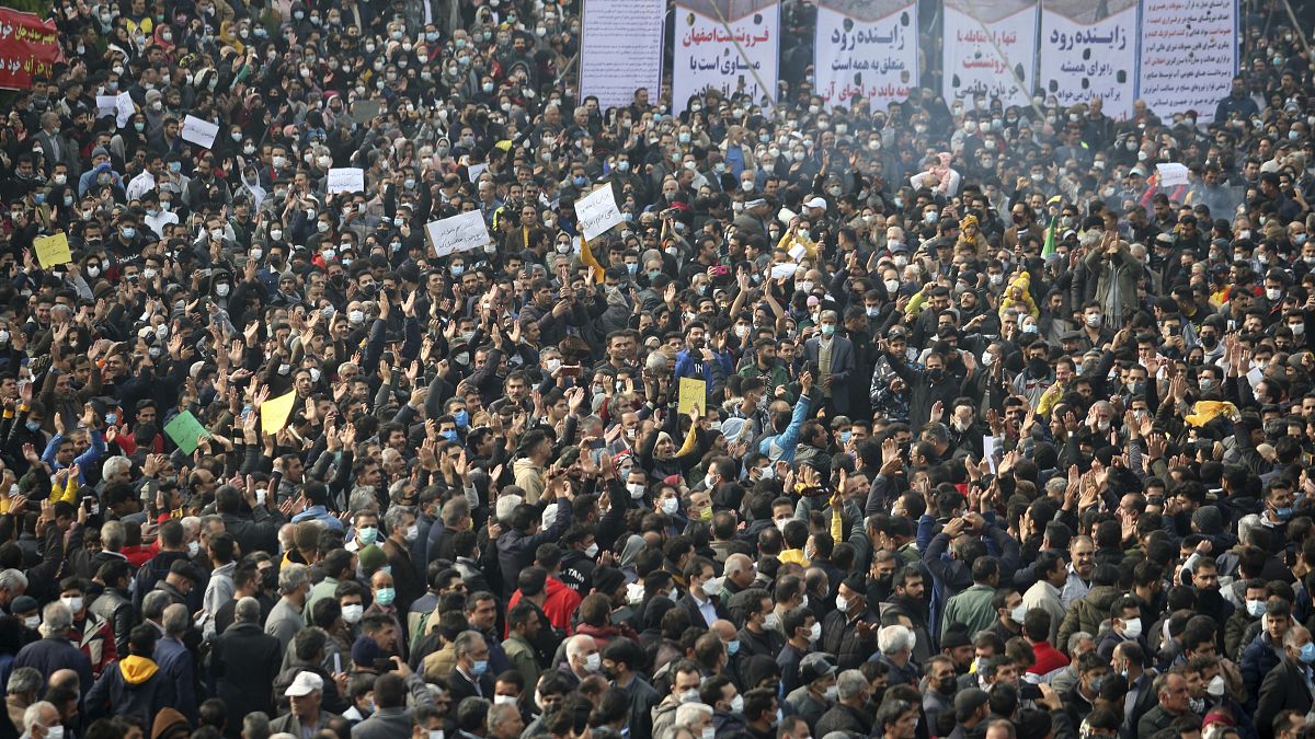 تجمع مردم اصفهان در زاینده‌رود