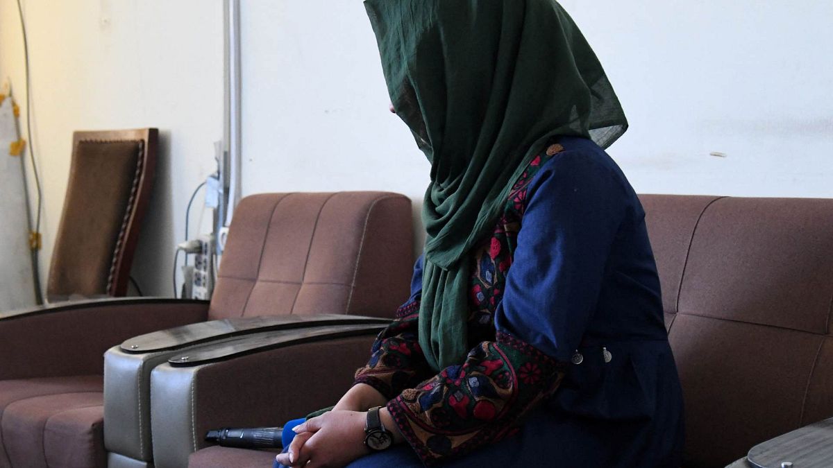  الصحفية السابقة  "مدينة"، تم تغيير اسمها لحماية هويتها، وهي تتحدث خلال مقابلة مع وكالة فرانس برس في كابول، أفغانستان، 13 نوفمبر 2021