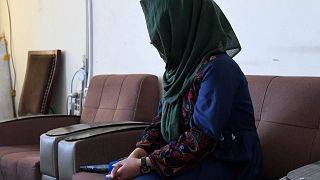  الصحفية السابقة  "مدينة"، تم تغيير اسمها لحماية هويتها، وهي تتحدث خلال مقابلة مع وكالة فرانس برس في كابول، أفغانستان، 13 نوفمبر 2021
