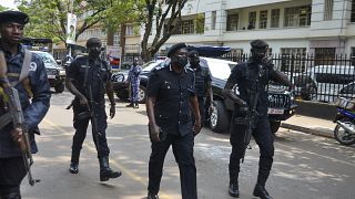 قوات من الأمن الأوغندي تنتشر في موقع التفجير بالقرب من مقر البرلمان في العاصمة كمبالا  16 نوفمبر 2021