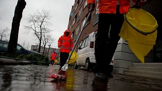 Hollanda'nın Amsterdam kentinde çöp toplayan işçiler