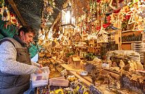 Un marchand démonte son stand alors que le marché de Noël a été annulé pour la deuxième année consécutive, à Nuremberg (Allemagne) le vendredi 19 novembre 2021..