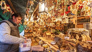 Un marchand démonte son stand alors que le marché de Noël a été annulé pour la deuxième année consécutive, à Nuremberg (Allemagne) le vendredi 19 novembre 2021..