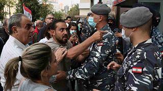 اشتبك عملاء البنوك مع شرطة مكافحة الشغب أثناء محاولتهم اقتحام أحد البنوك في بيروت، لبنان، الجمعة 19 نوفمبر/ تشرين الثاني 2021