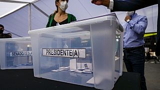 Participantes en un simulacro electoral ultiman los detalles para la celebración de los comicios presidenciales del domingo 21 de noviembre en Chile.