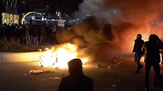 Videofelvétel kockája a péntek éjjeli rotterdami tüntetésről