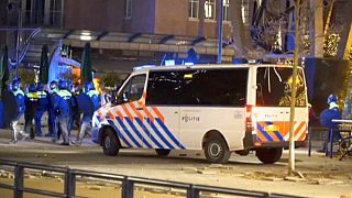Rotterdam kentinde Covid-19 kısıtlamaları karşıtı gösteride eylemcilerin havai fişek kullandığı ve yangın çıkardığı belirtildi