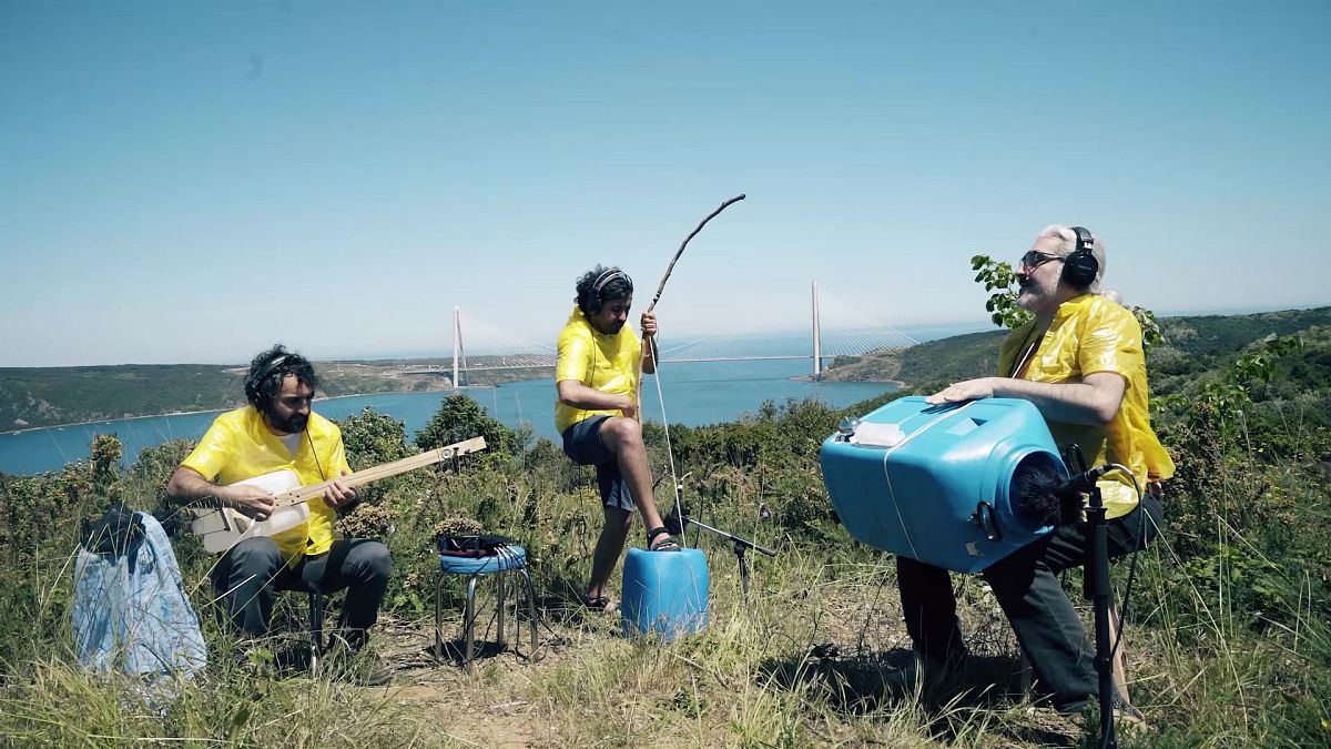  فرقة تركية تعيد تحويل القمامة إلى أصوات موسيقية.