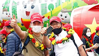 Turistas surcoreanos del primer grupo que aterrizó este sábado en el aeropuerto de Phu Quoc, Vietnam