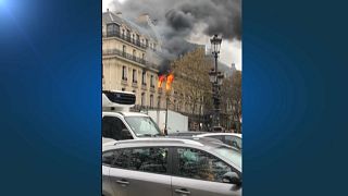 Spektakuläres Feuer in Paris