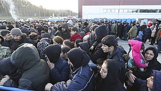 Cientos de migrantes esperan para recibir comida en el paso fronterizo de Kuznitsa, en la frontera entre Bielorrusia y Polonia