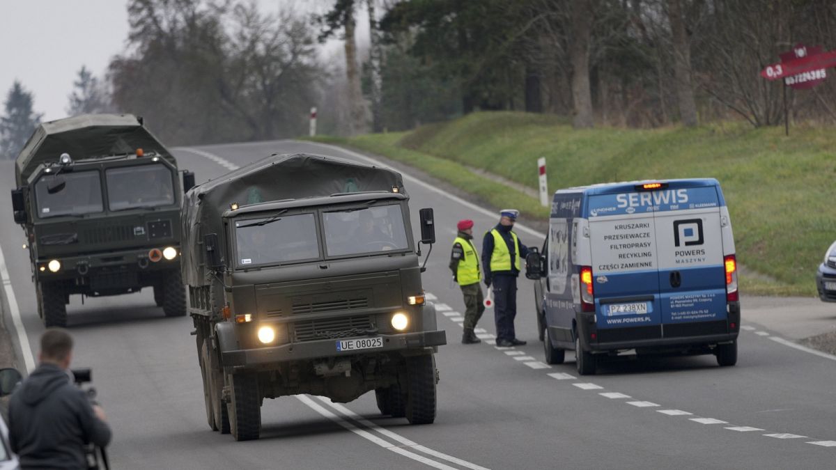 Lengyel katonai teherautók a fehérorosz határ közelében felállított egyik ellenőrző pontnál